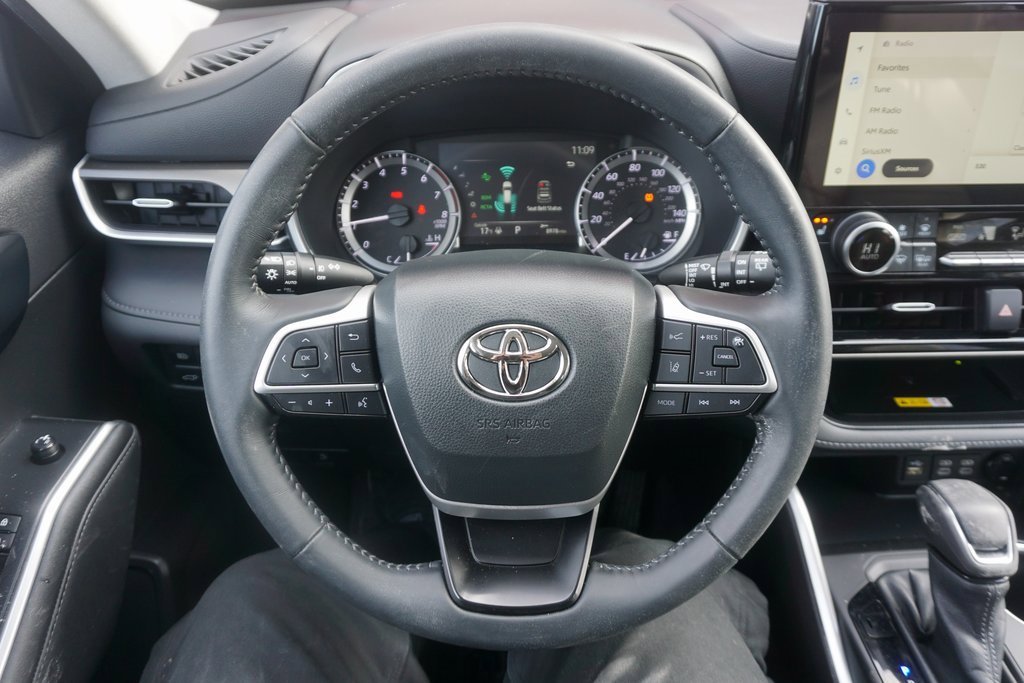 Certified 2023 Toyota Highlander XLE image 3