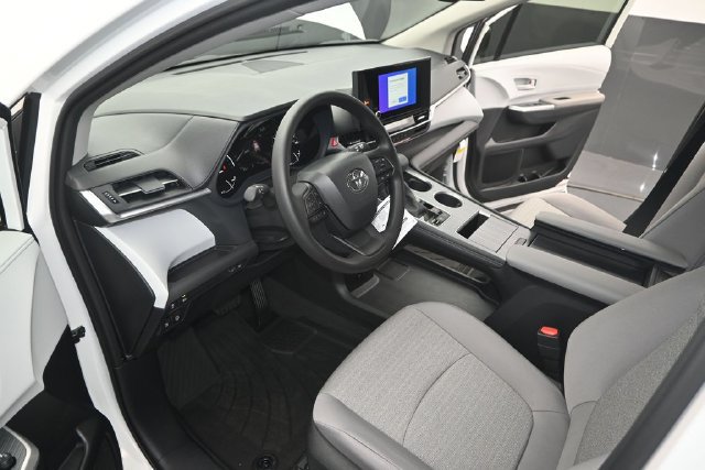 New 2026 Toyota Sienna LE FWD image 4
