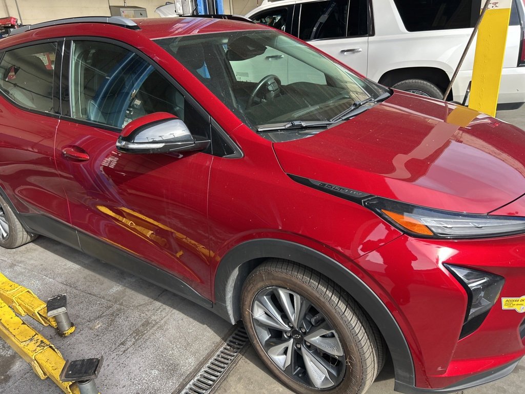 Used 2022 Chevrolet Bolt EUV LT w/ Convenience Package image 3