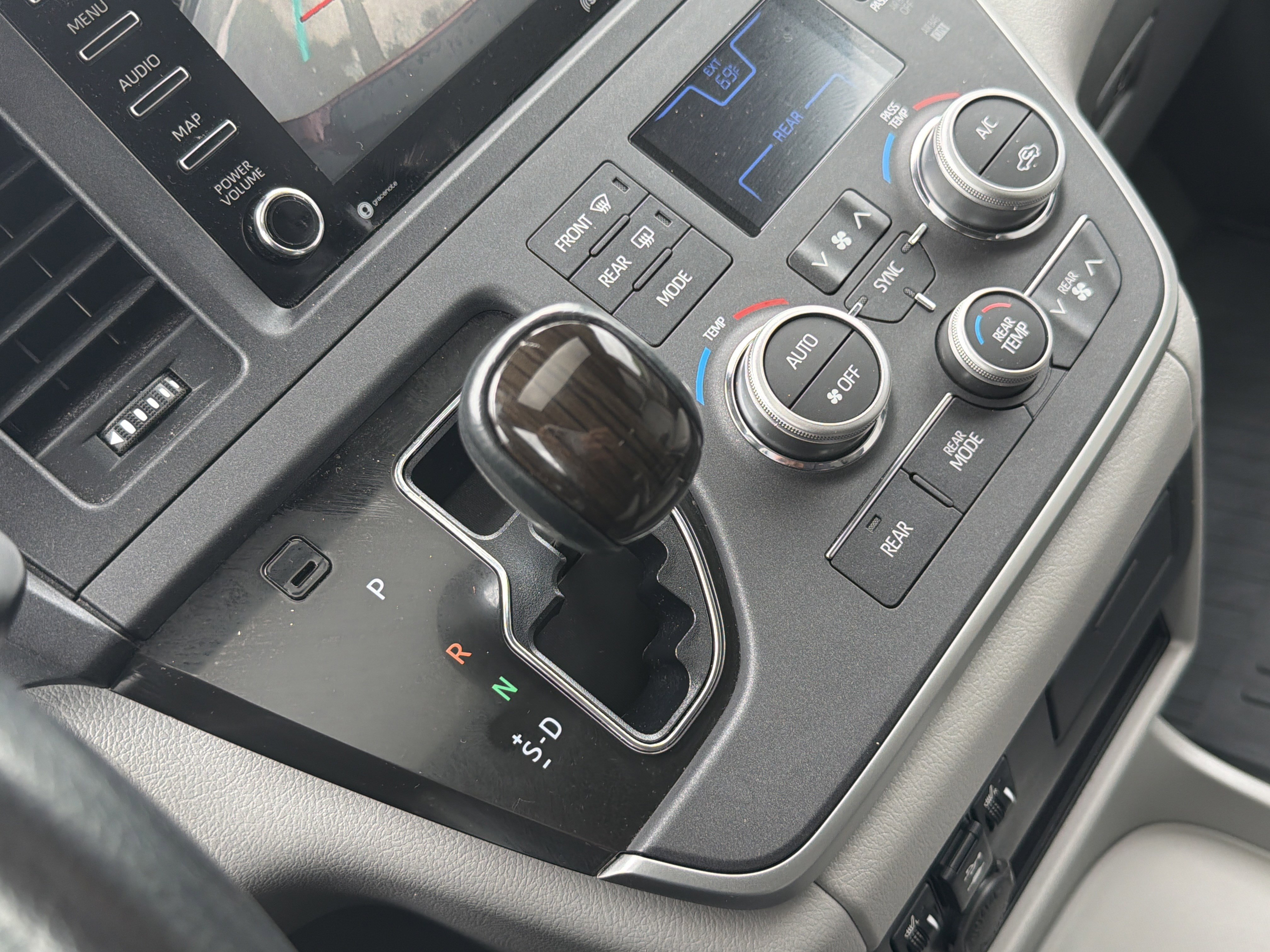 Used 2020 Toyota Sienna XLE w/ XLE Navigation Package FWD image 26
