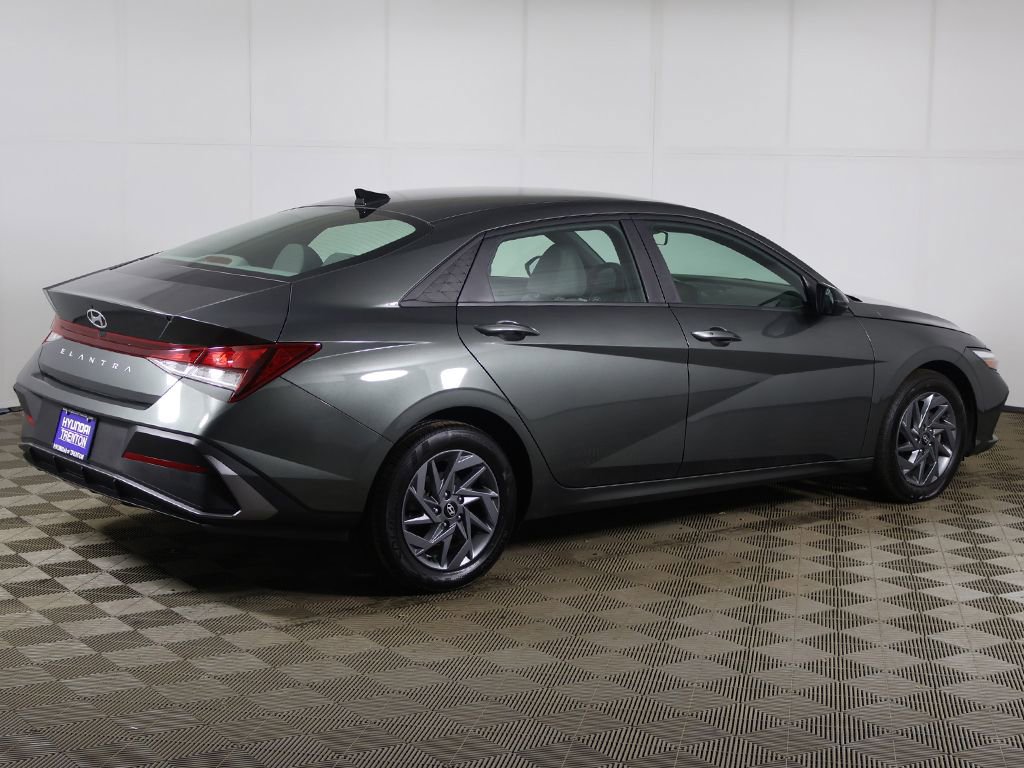 Used 2024 Hyundai Elantra SEL FWD image 9
