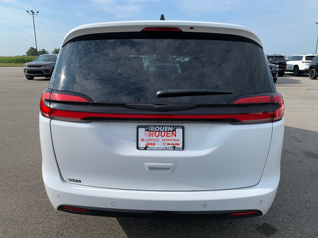 Used 2025 Chrysler Pacifica Limited FWD image 6