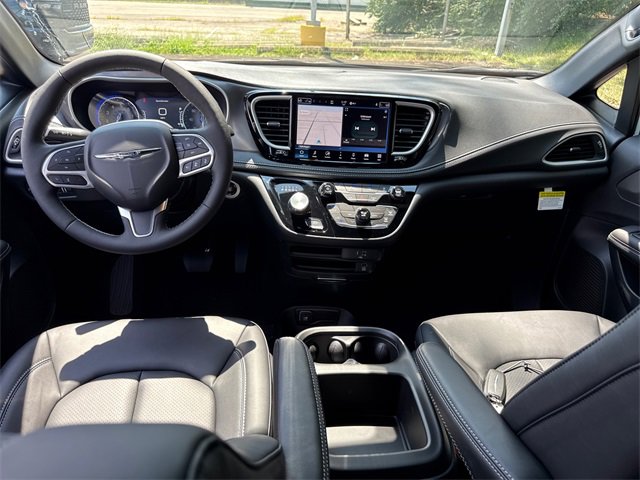 New 2026 Chrysler Pacifica Select image 2