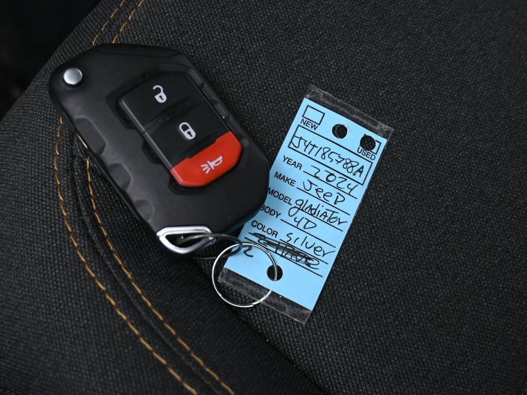 Used 2024 Jeep Gladiator Sport image 16