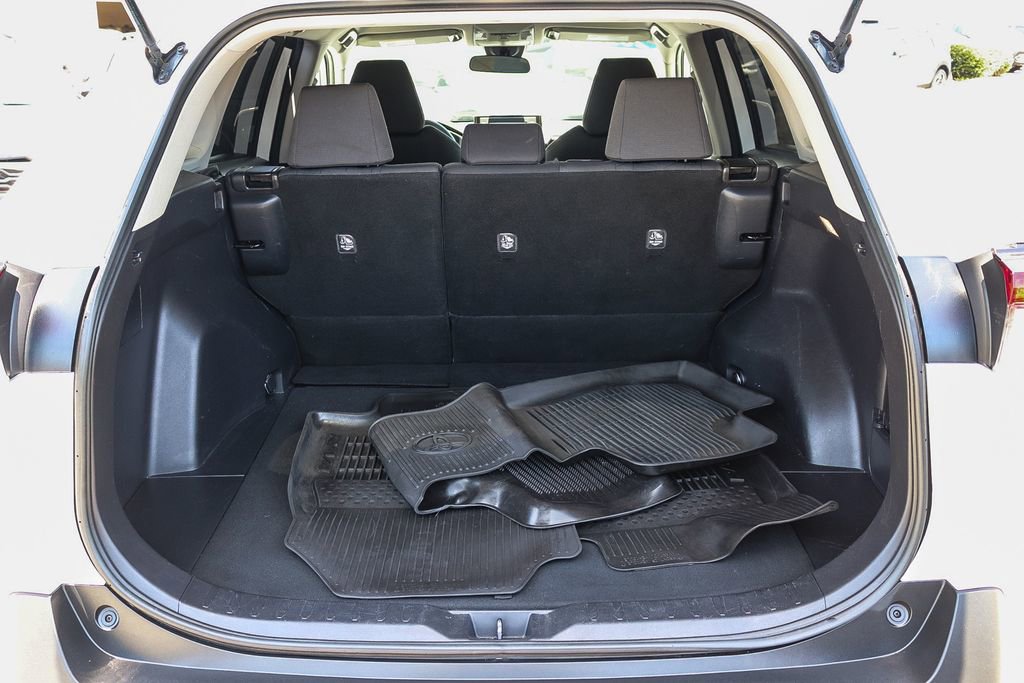 Used 2021 Toyota RAV4 XLE w/ Carpet Mat Package (TMS) FWD image 29