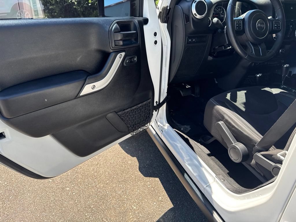 Used 2016 Jeep Wrangler Unlimited Rubicon w/ Connectivity Group AWD/4WD image 29