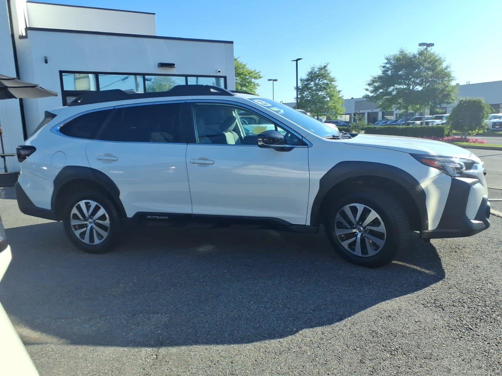 Used 2023 Subaru Outback Premium AWD/4WD image 4