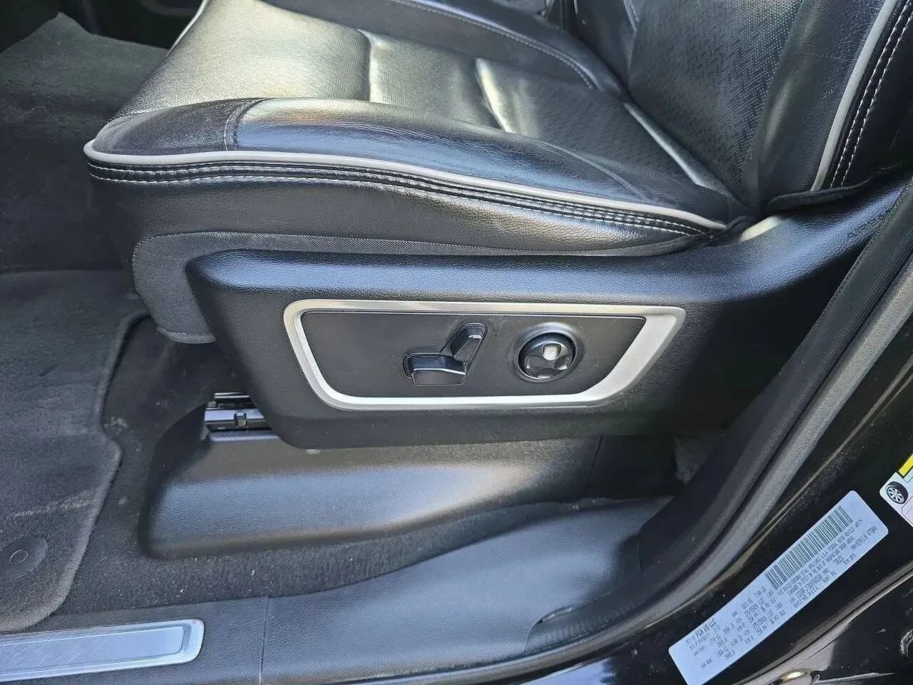 Used 2019 RAM 1500 Laramie AWD/4WD image 12
