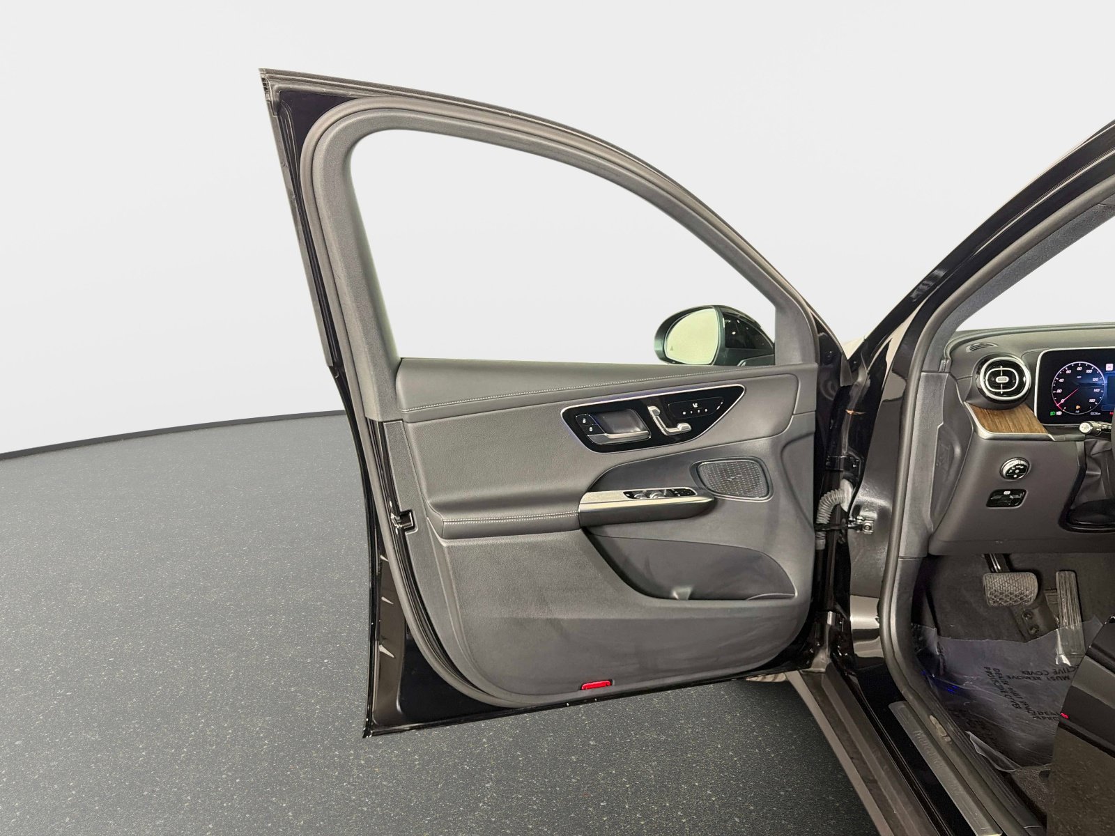 Used 2025 Mercedes-Benz GLC 300 4MATIC image 36