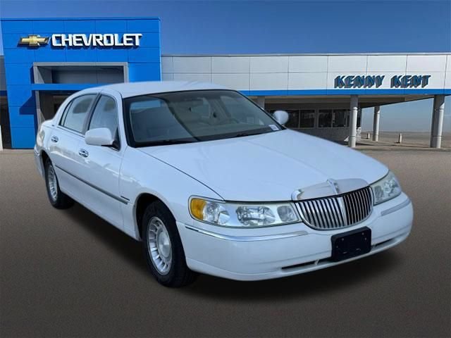 Used 2002 Lincoln Town Car Executive RWD image 1