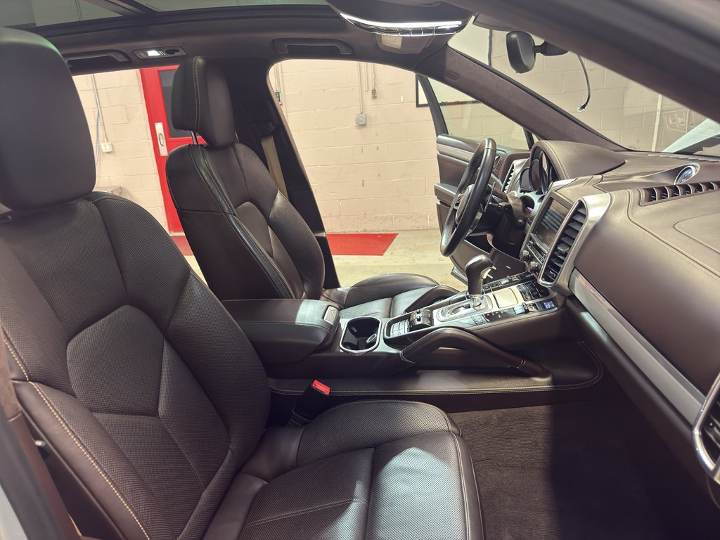 Used 2016 Porsche Cayenne Turbo AWD/4WD image 24
