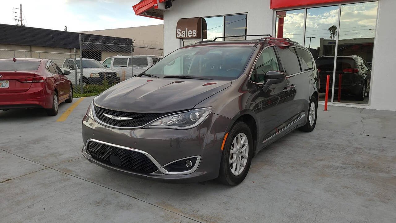Used 2020 Chrysler Pacifica Touring-L w/ Advanced Safetytec Group FWD image 2