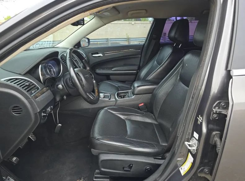 Used 2019 Chrysler 300 Limited AWD/4WD image 5