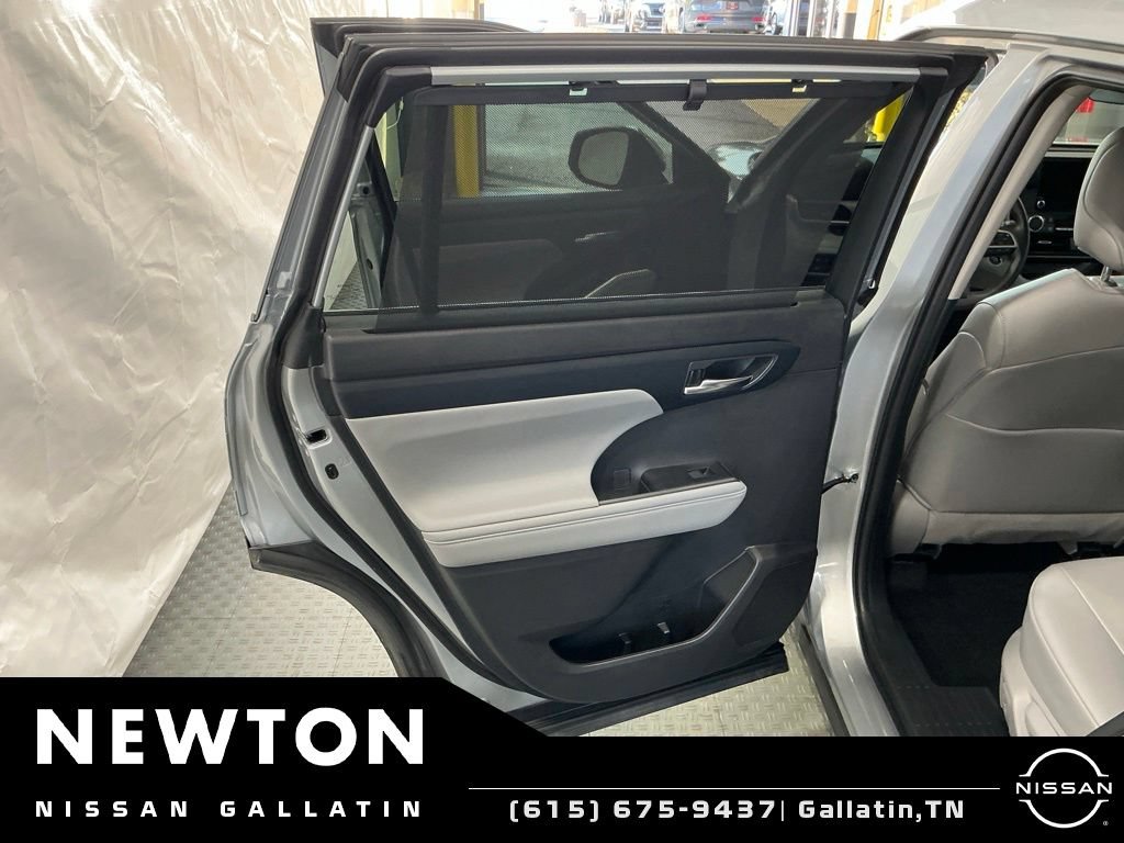 Used 2024 Toyota Highlander XLE AWD/4WD image 43