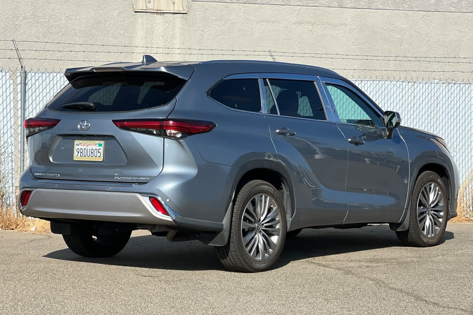 Used 2021 Toyota Highlander Platinum AWD/4WD image 3