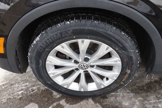 Used 2018 Volkswagen Tiguan SE w/ Panoramic Sunroof Package image 12