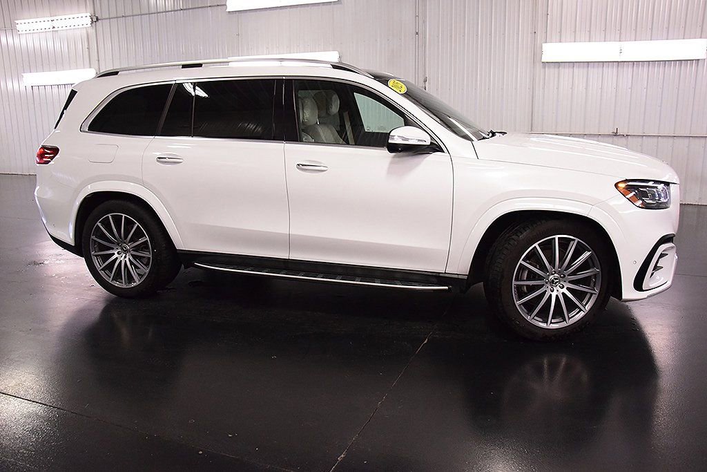 Used 2025 Mercedes-Benz GLS 580 4MATIC image 8