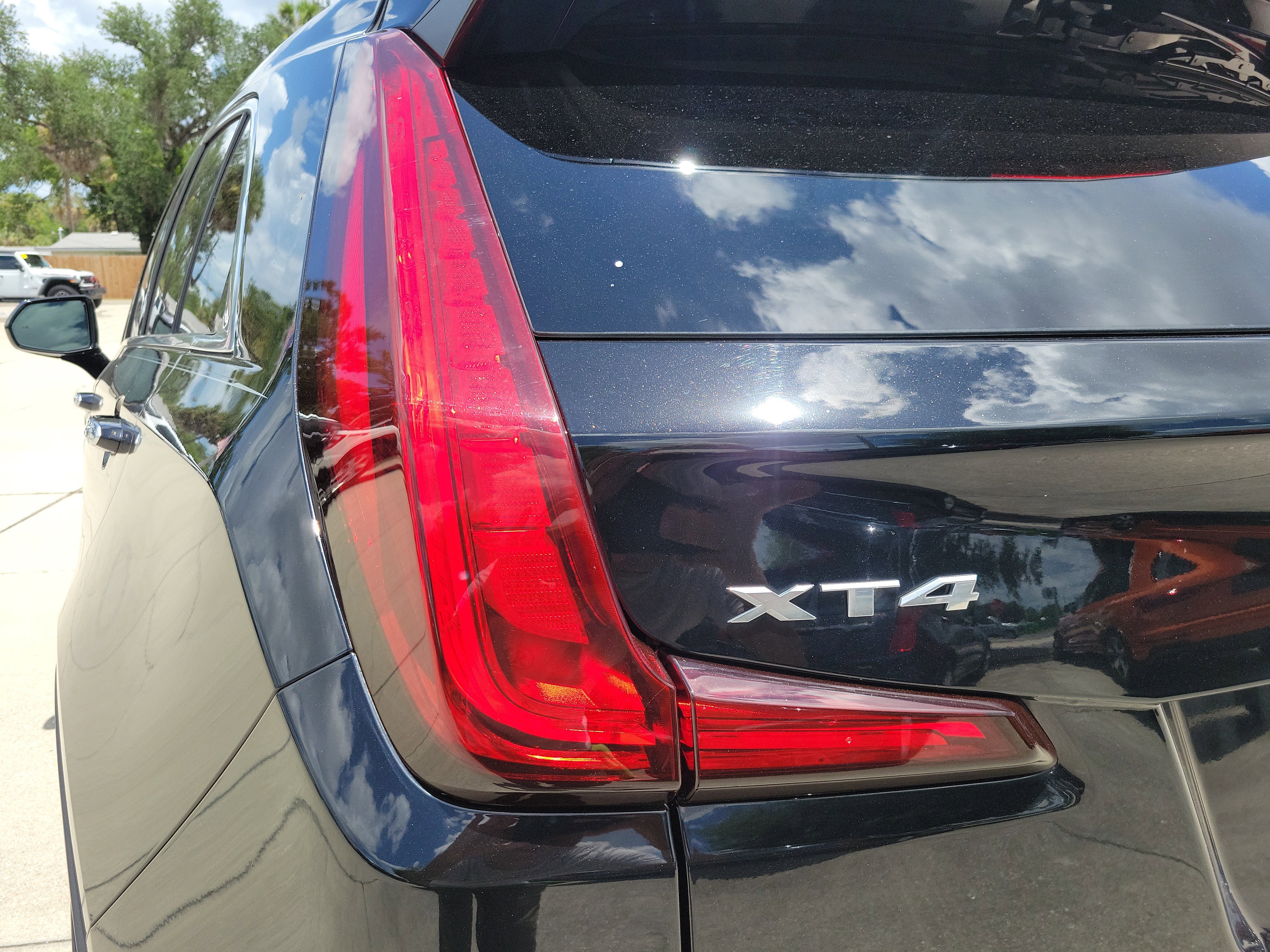 Used 2020 Cadillac XT4 Premium Luxury w/ Driver Awareness Package FWD image 9