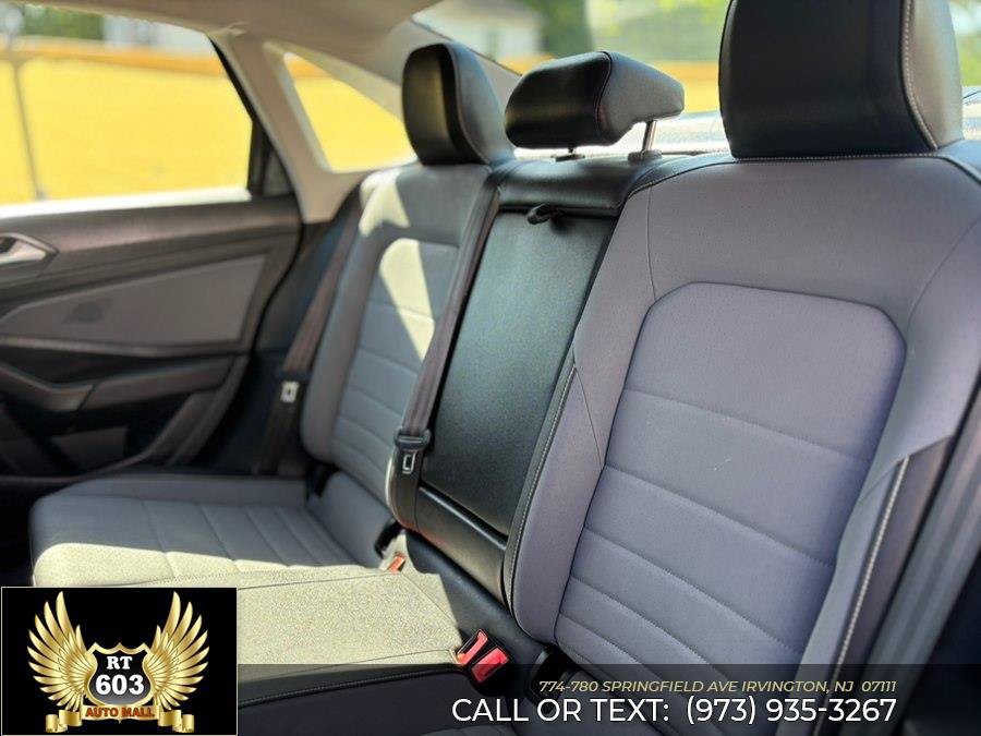 Used 2025 Volkswagen Jetta SE FWD image 8
