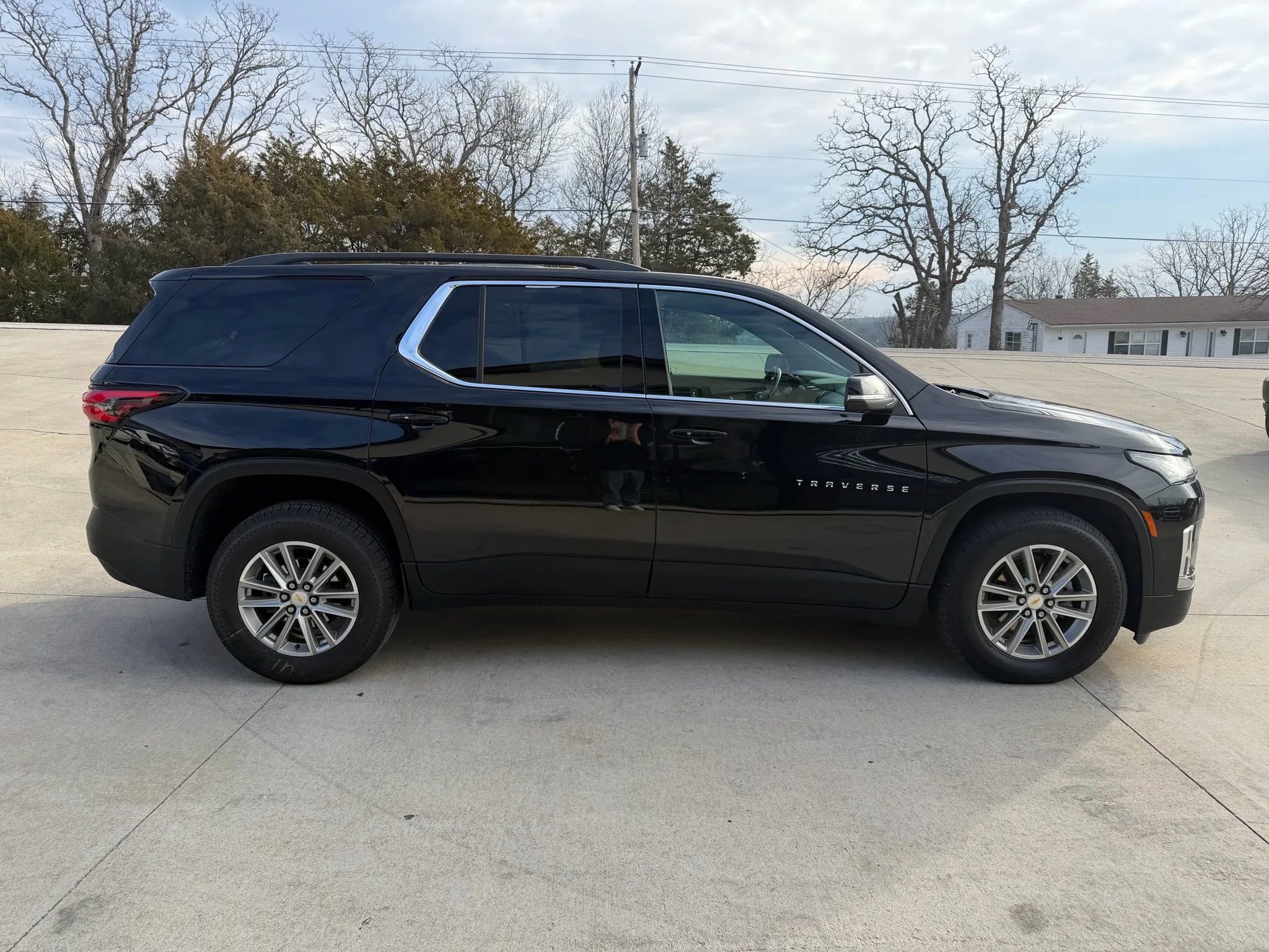 Used 2022 Chevrolet Traverse LT image 2