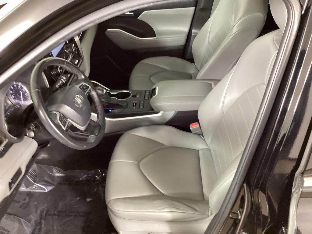 Used 2022 Toyota Highlander XLE AWD/4WD image 30