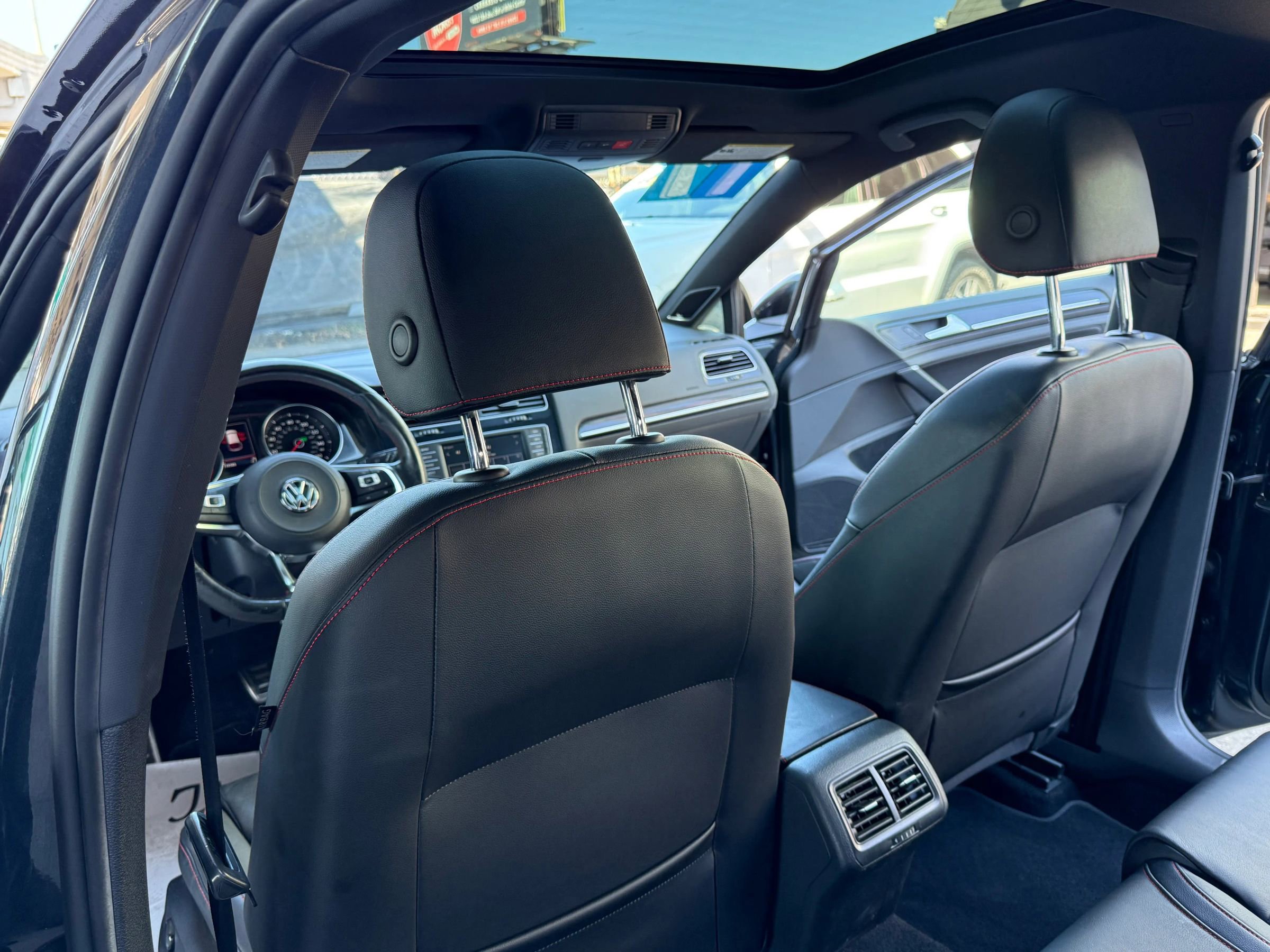 Used 2017 Volkswagen GTI SE image 15