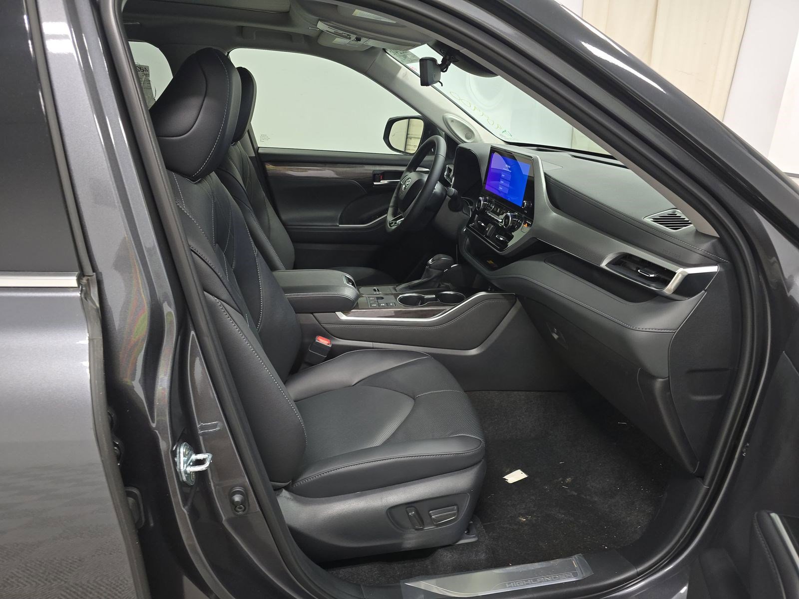 Used 2025 Toyota Highlander Platinum image 9