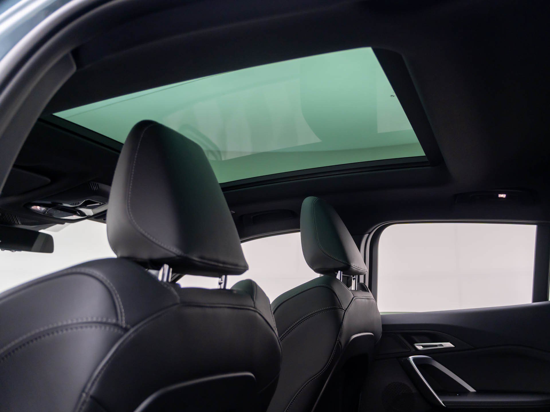 Certified 2025 BMW X2 xDrive28i AWD/4WD image 15