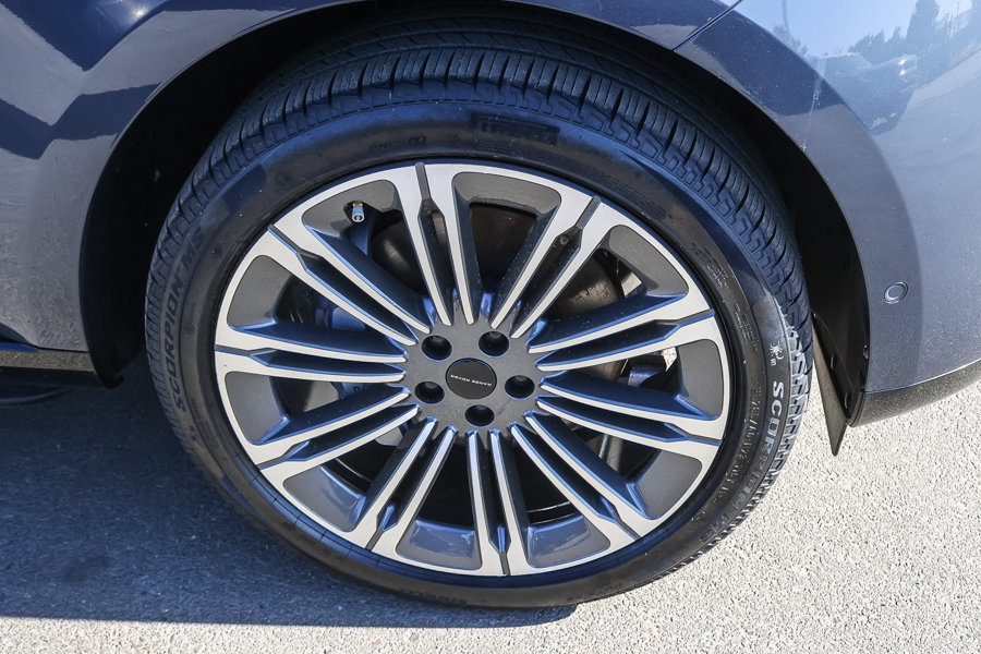 New 2026 Land Rover Range Rover Long Wheelbase SE AWD/4WD image 13