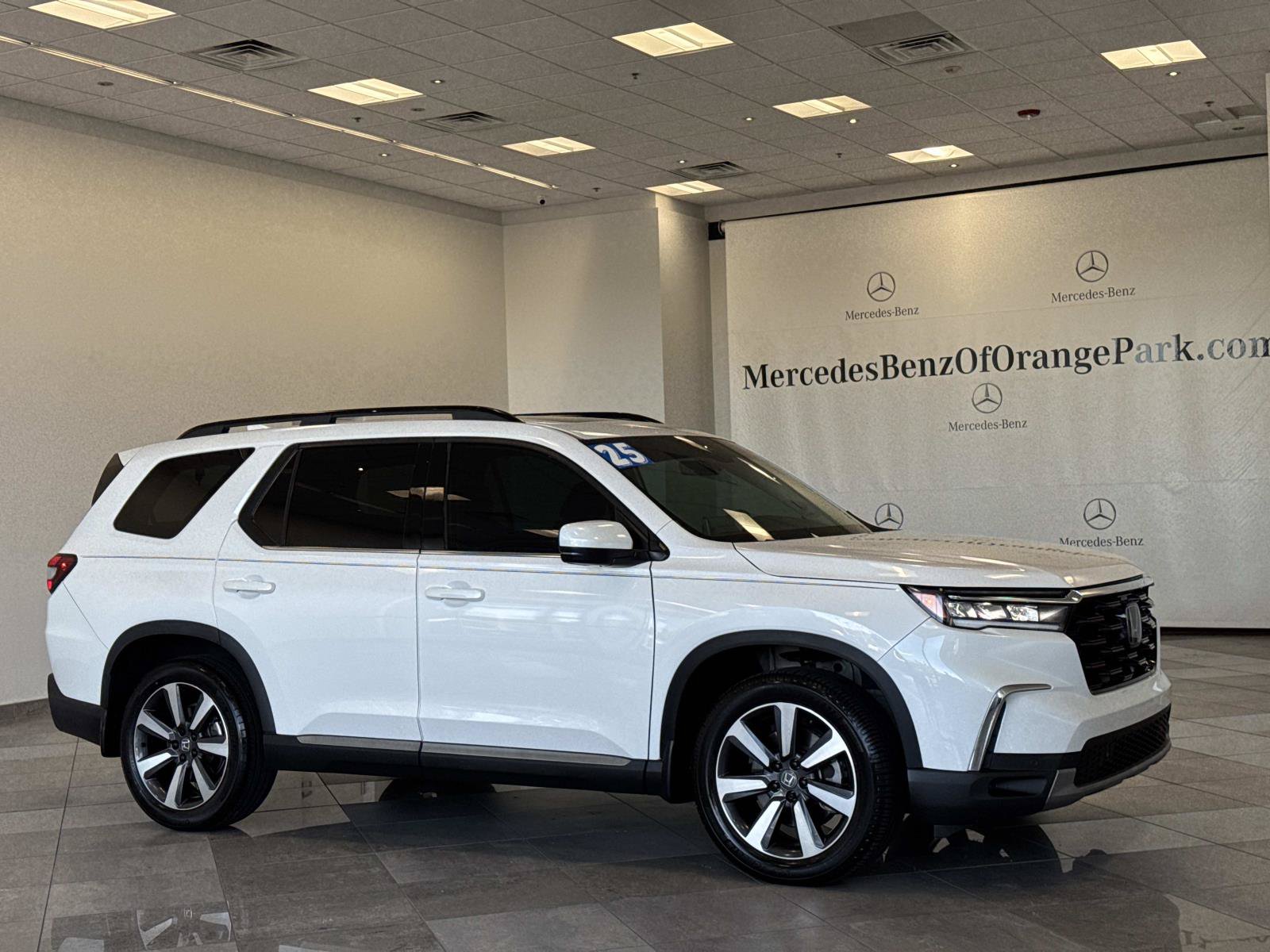 Used 2025 Honda Pilot Touring image 2