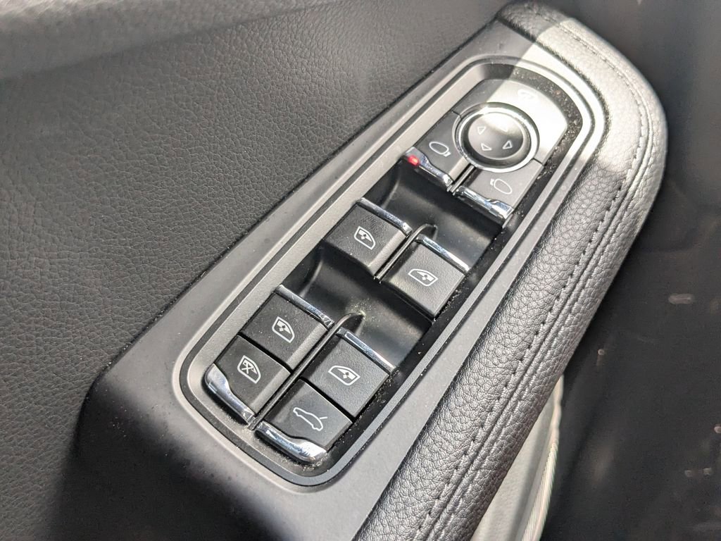 Used 2025 Porsche Macan AWD/4WD image 10