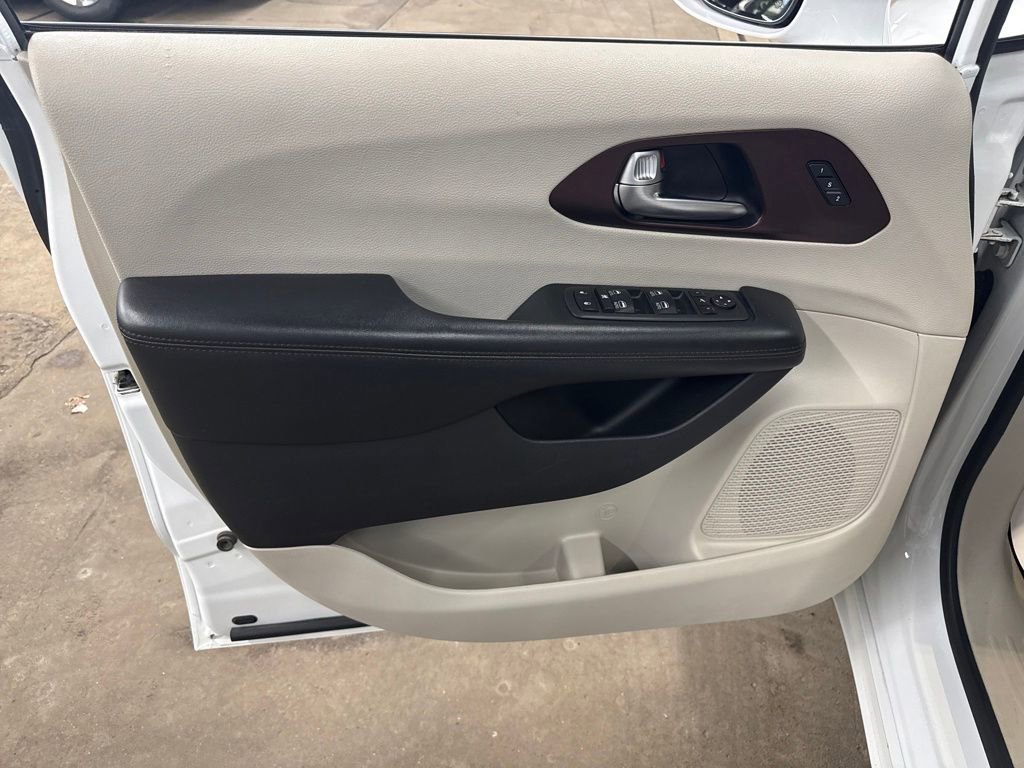 Used 2019 Chrysler Pacifica Limited image 11