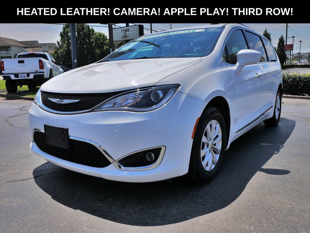 Used 2019 Chrysler Pacifica Touring-L FWD image 1