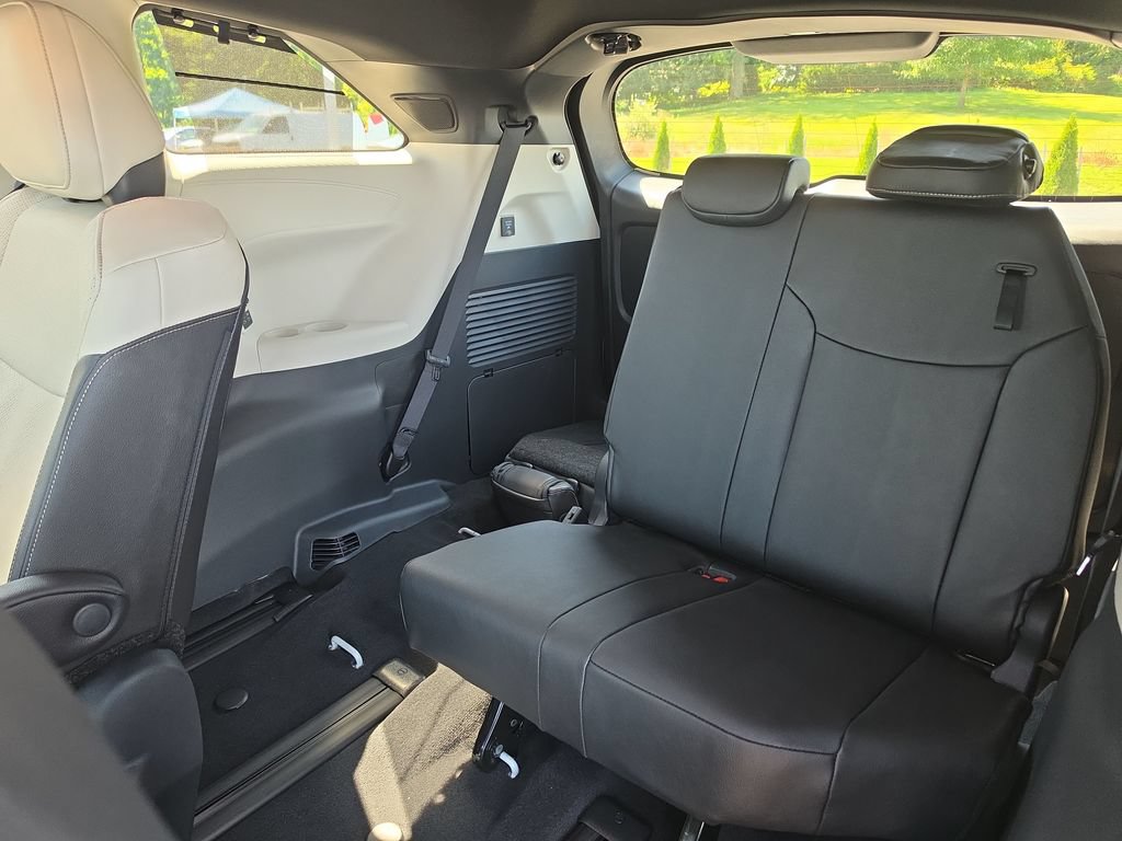 Used 2026 Toyota Sienna Platinum AWD/4WD image 35