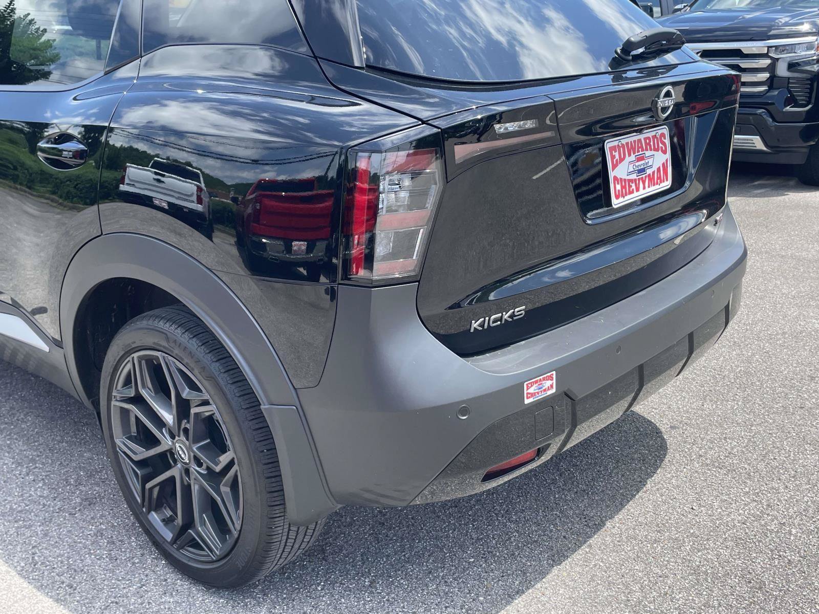 Used 2025 Nissan Kicks SR FWD image 29