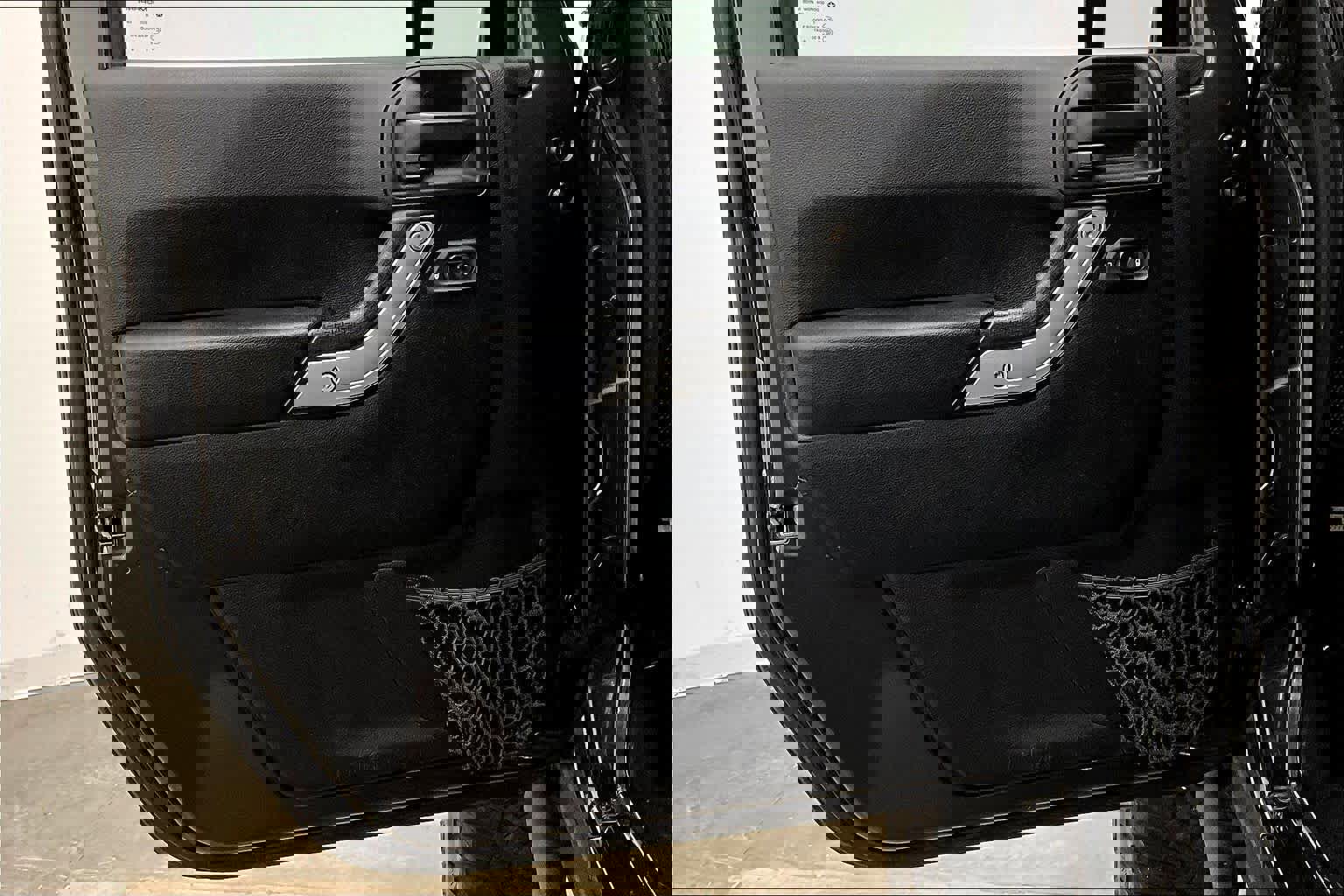 Used 2017 Jeep Wrangler Unlimited Rubicon w/ Connectivity Group image 26