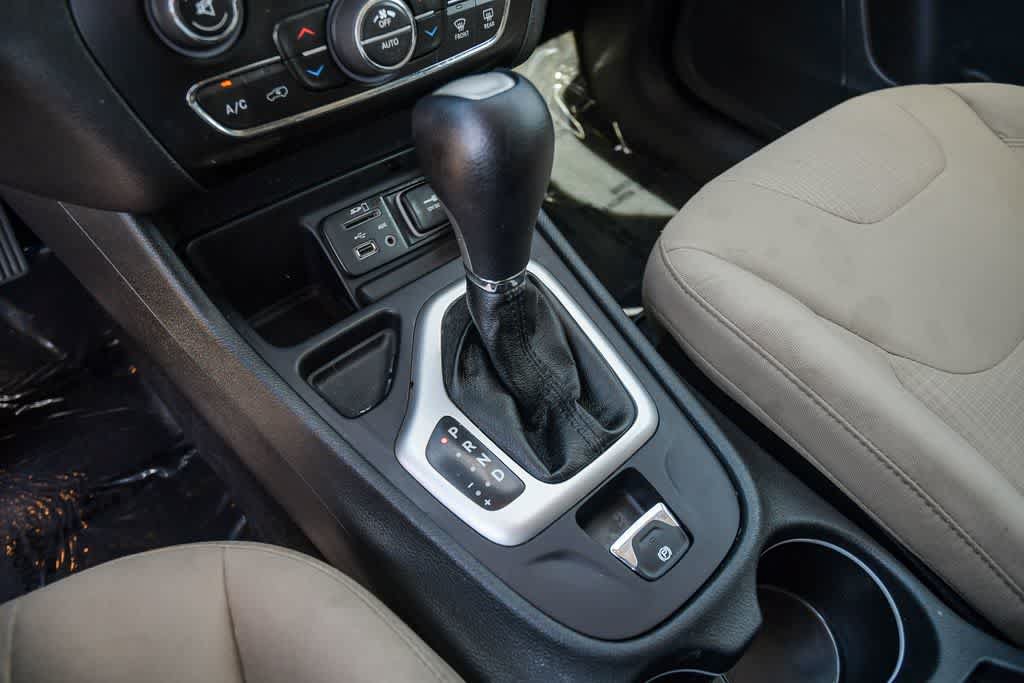 Used 2016 Jeep Cherokee Latitude w/ Comfort/Convenience Group FWD image 19