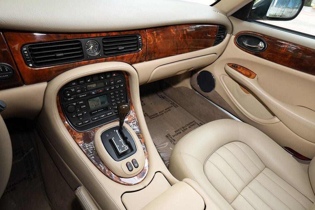 Used 2003 Jaguar XJ8 RWD image 38