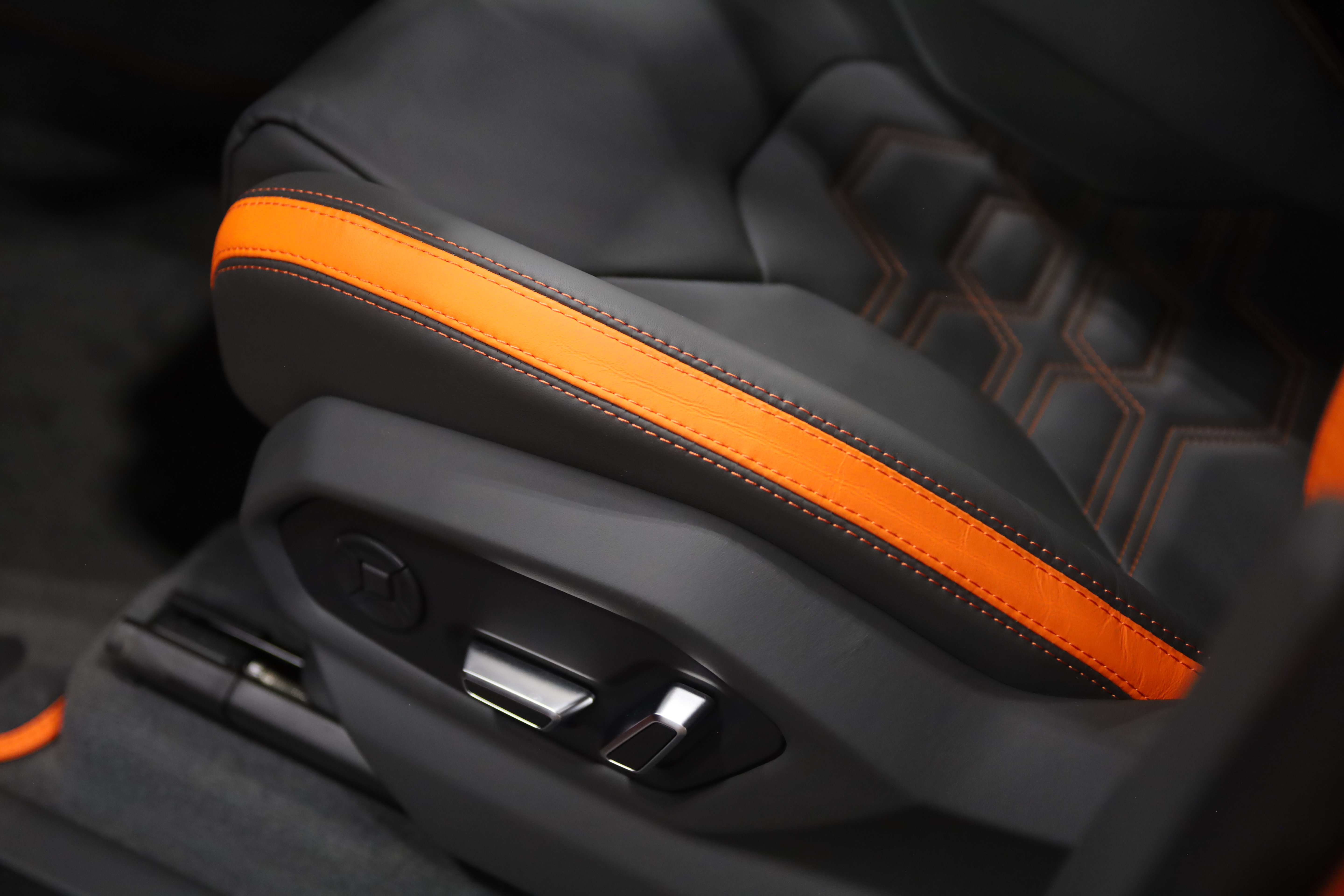 Used 2025 Lamborghini Urus SE AWD/4WD image 15