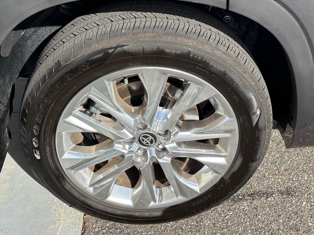 Used 2025 Toyota Highlander Limited image 27