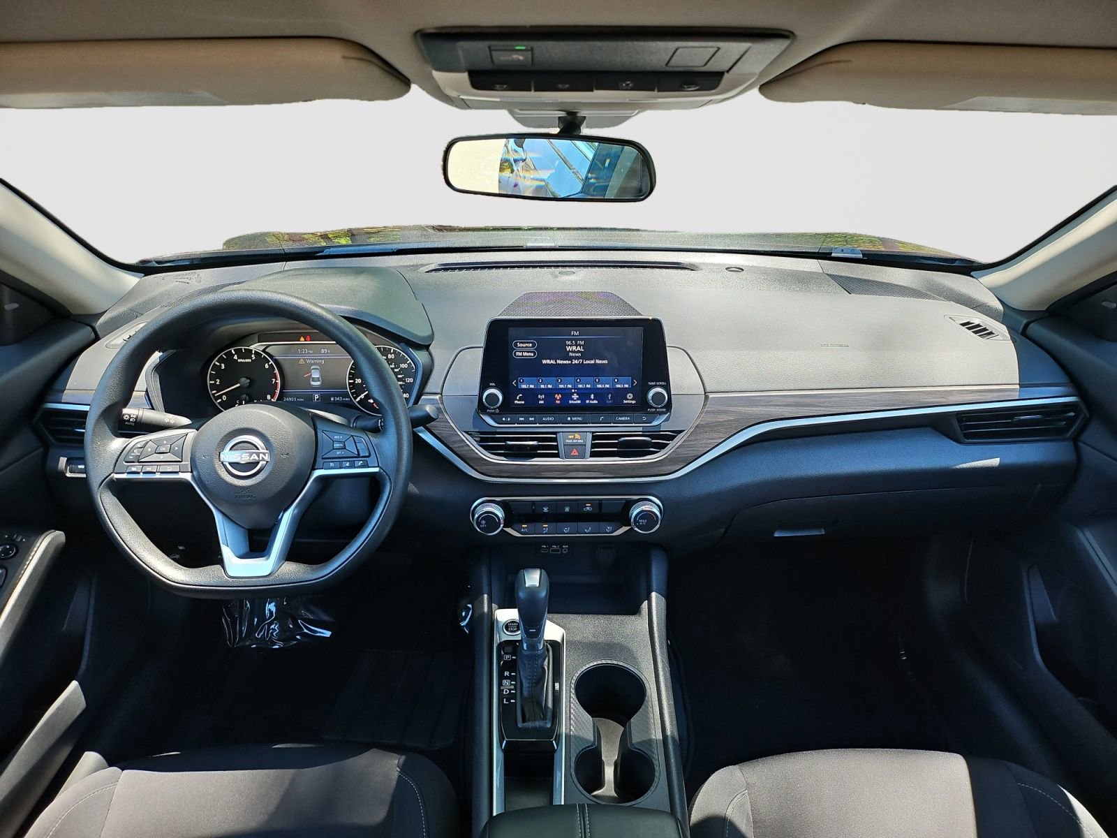 Used 2025 Nissan Altima 2.5 SV FWD image 10