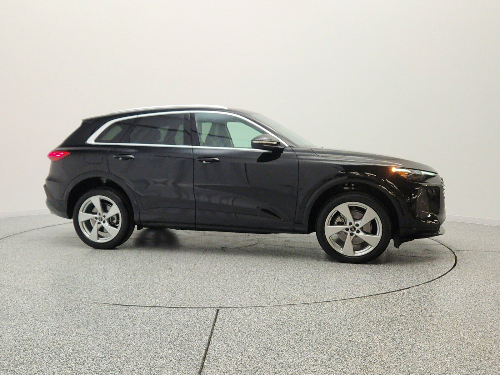 Used 2025 Audi Q5 Premium Plus w/ Premium Plus AWD/4WD image 4