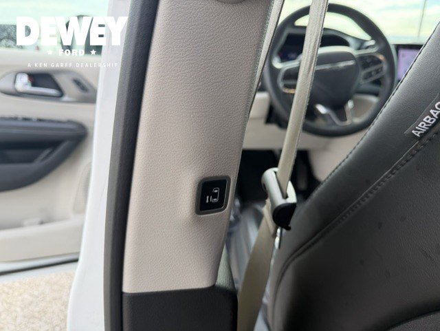 Used 2023 Chrysler Pacifica Touring-L FWD image 23
