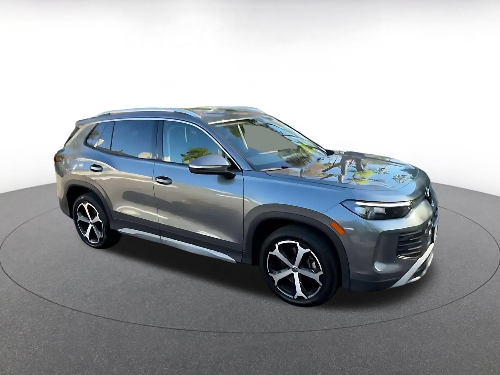 Used 2026 Volkswagen Tiguan SE AWD/4WD image 2