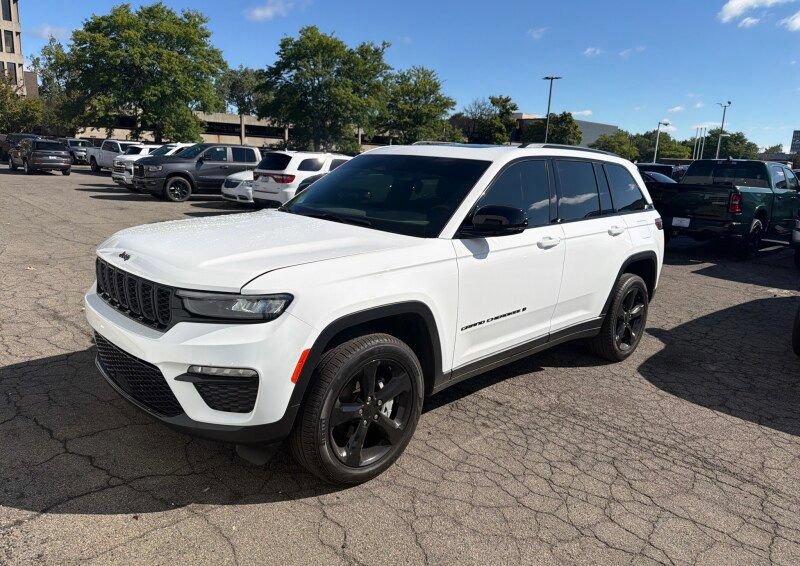 Certified 2024 Jeep Grand Cherokee Limited w/ Black Appearance Package AWD/4WD image 2