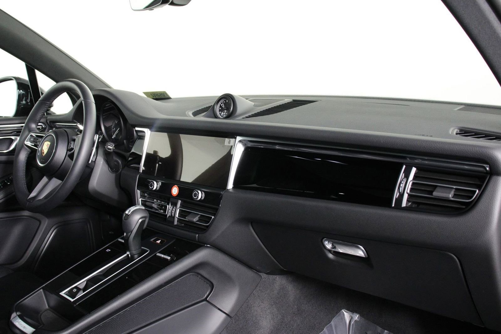 Certified 2025 Porsche Macan image 24