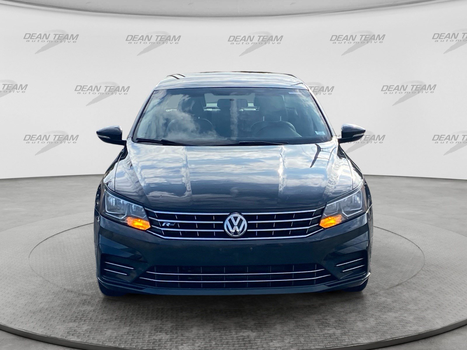 Used 2018 Volkswagen Passat 2.0T R-Line FWD image 2