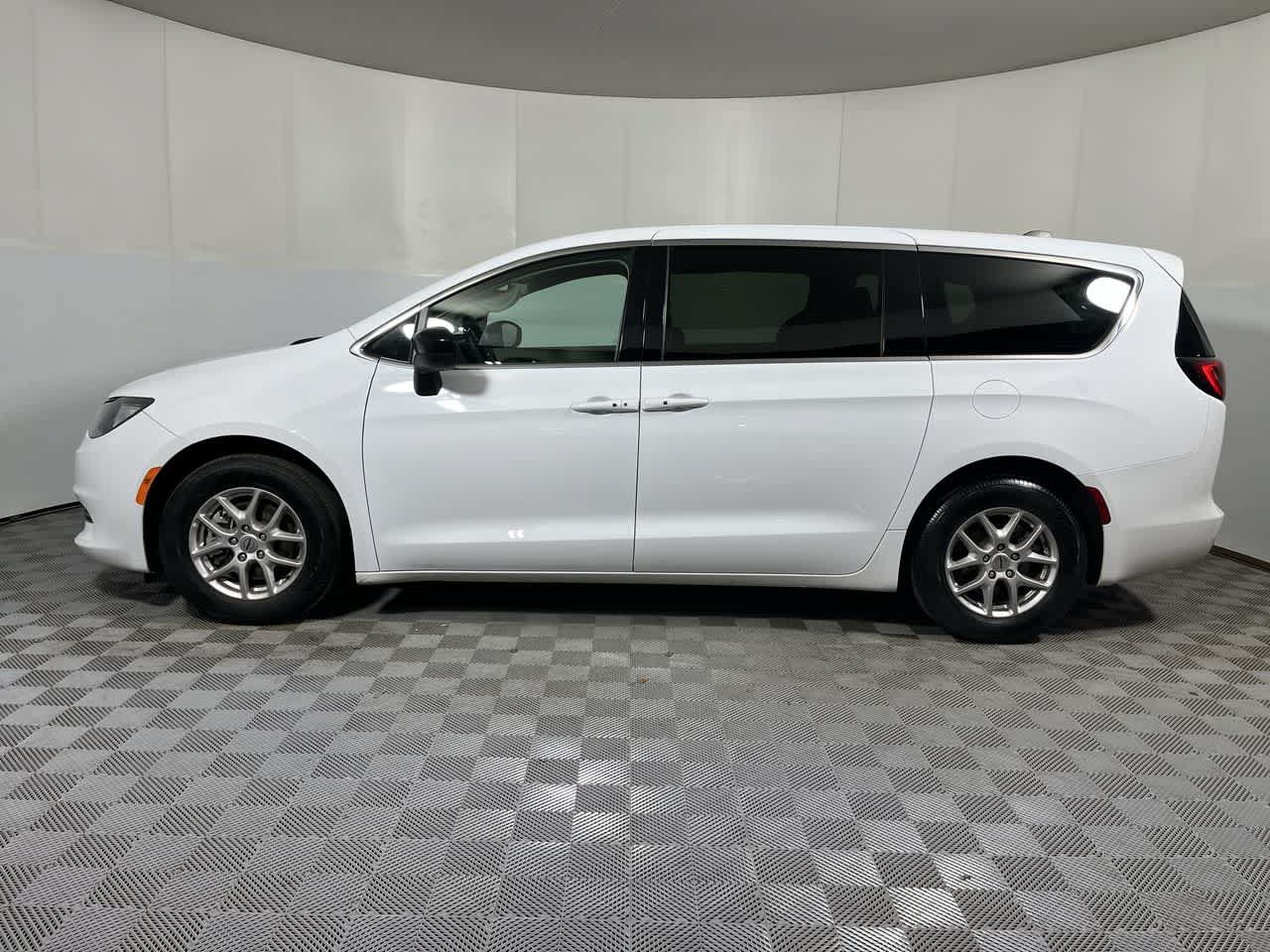 Used 2024 Chrysler Voyager LX FWD image 5