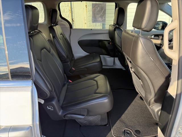 Certified 2024 Chrysler Pacifica Touring-L image 32