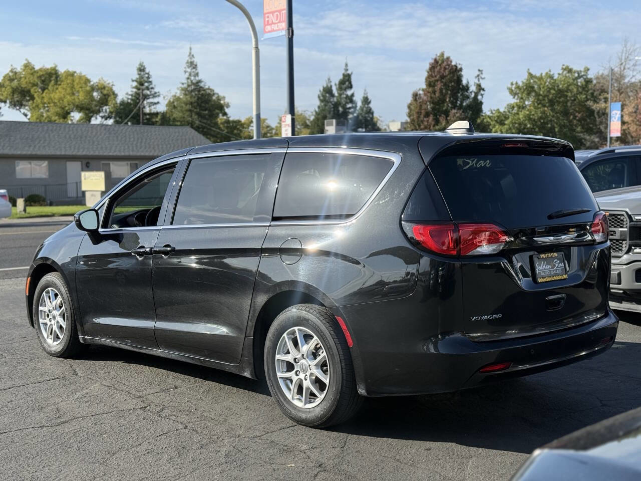 Used 2022 Chrysler Voyager LX image 6